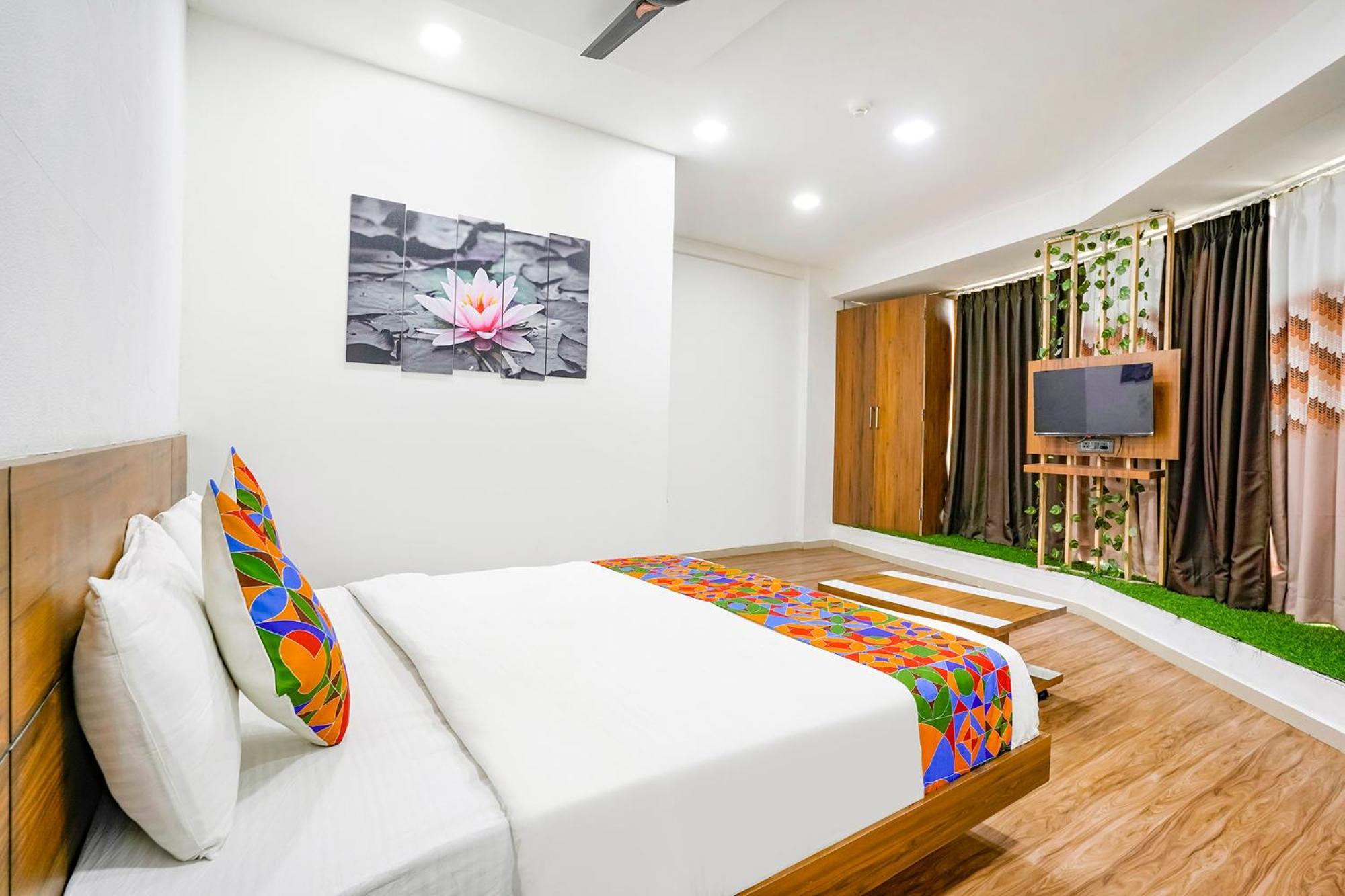 Fabhotel 7 Star Surat Buitenkant foto
